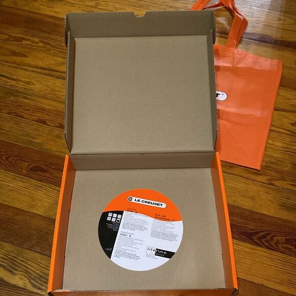 Le Creuset Tote Bag and Box - Picture 7 of 10